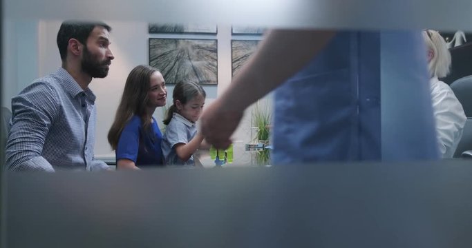 Pediatrician Talks To Family About Their Daughter&acute;s Health During Consultation