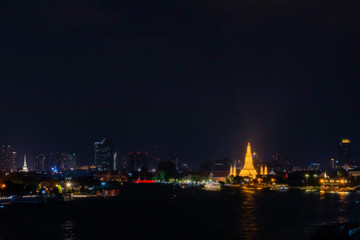Fototapeta na wymiar Wat Arun at night with gold and is the oldest temple of the Chao Phraya River. in Bangkok Thailand.