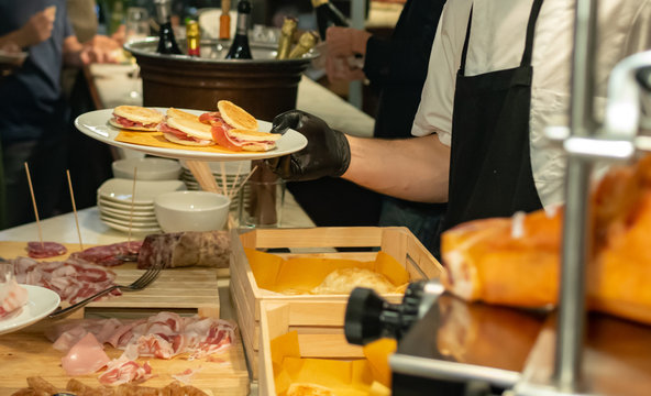 Buffet di prodotti tipici emiliani al bar, fuoco selettivo - Powered by Adobe