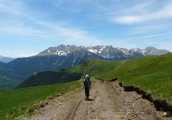 Fototapeta na wymiar Senderismo por los caminos del Valle de Gistaín (Chistau) en el Pirineo aragonés. Macizo de Cotiella al fondo. 
