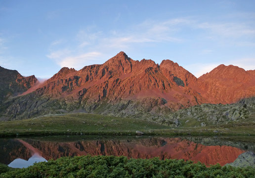 Monta&ntilde;as de la Vall Ferrera. Pirineo catal&aacute;n. Atardecer. 