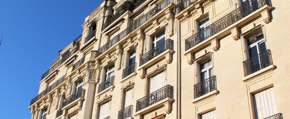 Fototapeta na wymiar Paris / Façade d'immeuble haussmannien