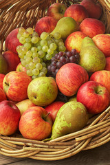 Korbgeflecht mit Obst