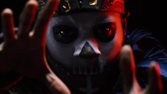 Figure skull on the African shaman