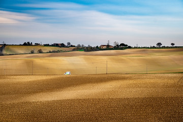 Champs labourés du Lauraguais en automne, petite route avec camionette, Tarn, France