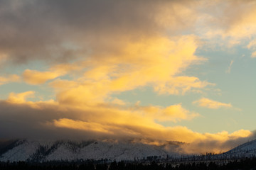 Fototapeta premium Sunset over the San Francisco Peaks mountain range in Flagstaff, Arizona, a popular ski, camp and hike location