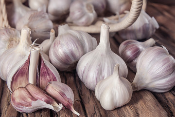 garlic closeup lying on kitchen table