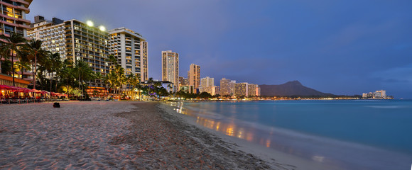 Fototapeta premium Waikiki Beach, Honolulu, Oahu at Dusk