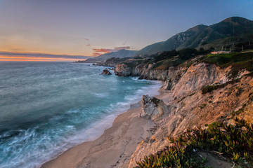 Obraz premium Twilight at the Cliffs at Highway 1 in California