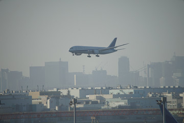 飛行機と東京の街並み