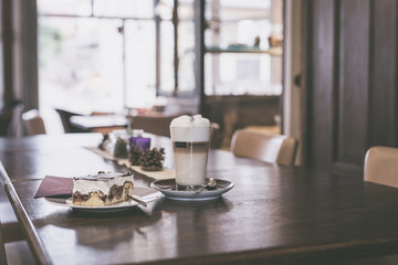 Auszeit bei Kuchen und Kaffee im Cafe