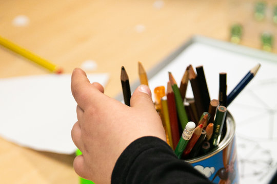 Mano de ni&ntilde;o para coger colores 