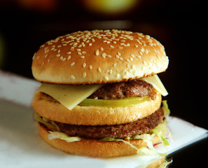 Panecillo de semillas con hamburguesa doble