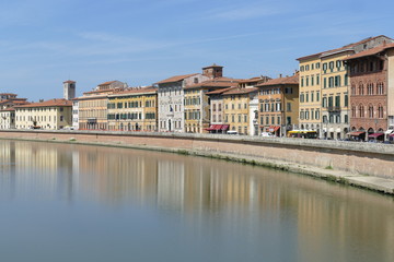 Fototapeta na wymiar Pisa - Palazzi del Lungarno Pacinotti dal Ponte di Mezzo