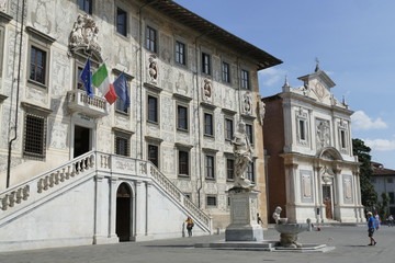 Fototapeta na wymiar Pisa - statua di Cosimo I de' Medici in piazza dei Cavalieri 
