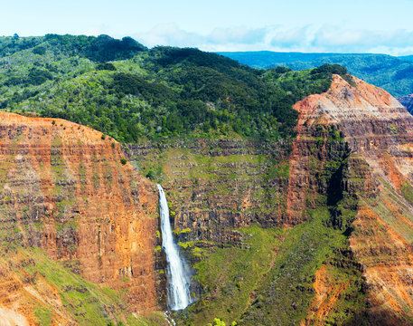 Fototapeta View of the waterfall in the Waimea Canyon in Kauai, Hawaii islands, USA.