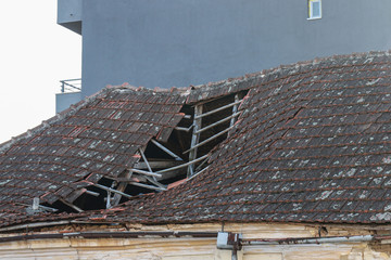 Obraz premium Nieudany dach starego domu, wymagający poważnych napraw