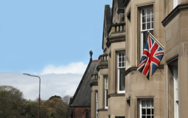 Fototapeta na wymiar bandiera inglese architettura abitazione vecchio finestra città storia arte cultura turismo muro tetto mattoni bella città 