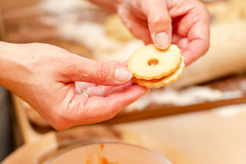 Präsentation eines rohen Linzer-Augen-Keks