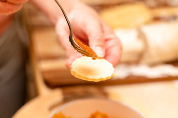 Konfitüre auf Keks aufbringen