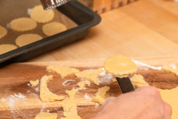 Ausgestochenen Keks mit dem Messer auf Backblech legen 