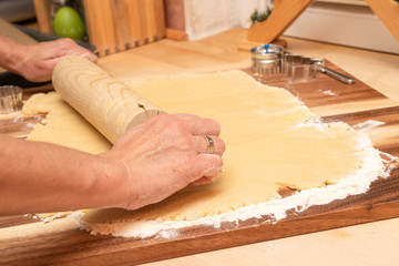 Gleichm&auml;&szlig;ig ausgerollter Teig mit Nudelholz 
