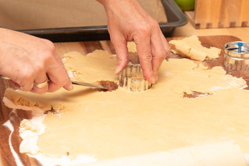 Backteig ausstechen mit Messer und Händen 