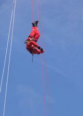 Feuerwehrmann beim Abseilen