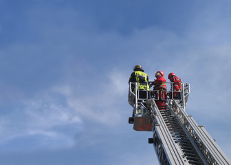 Feuerwehrmänner im Hubrettungsfahrzeug