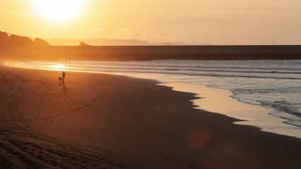 Hombre pescando en una bonita playa al atardecer