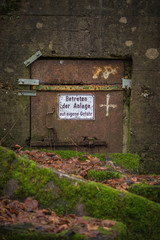 verrostete Eisentür zu einem Bunker