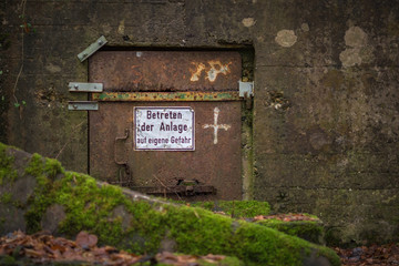 verrostete Eisentür zu einem Bunker
