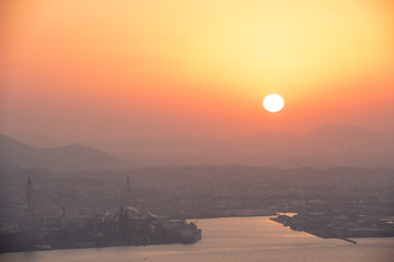 Fototapeta premium 関門海峡と地方都市の夕暮れ