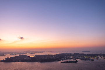 関門海峡と地方都市の夕暮れ
