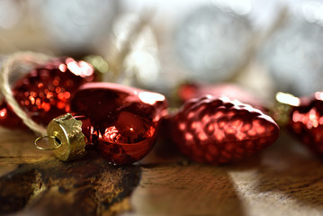 dekoracje bożonarodzeniowe - czerwone świąteczne bombki - obrazy, fototapety, plakaty