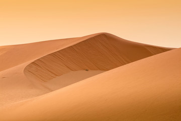 beau coucher de soleil orange au-dessus du désert au Maroc