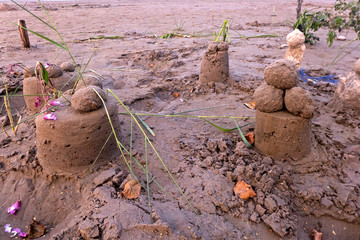 Eine Burg aus Sand mit Türmen und Wassergraben. 