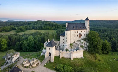 Papier Peint photo Château Vue aérienne du château de Bobolice - Château royal du XIVe siècle dans le village de Bobolice, Jura polonais, Pologne
