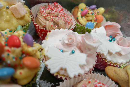 Assortiment de diff&eacute;rents cupcakes, icing diff&eacute;rents, d&eacute;corations diff&eacute;rentes