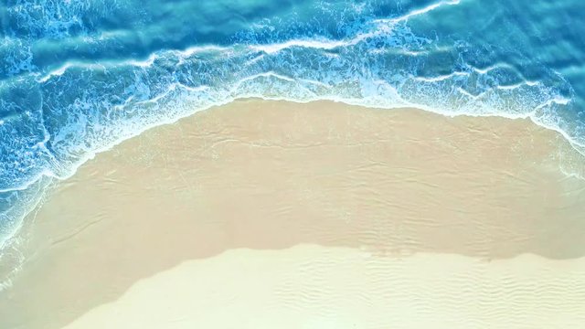 Vista aerea di una spiaggia con mare azzurro