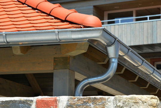 Dachrinne mit Wasserfangkasten und Regenfallrohr aus Zinkblech