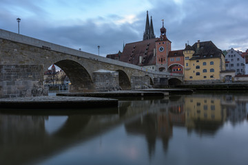 Spiegelung der steinernen Br&uuml;cke und Regensburg in der Donau