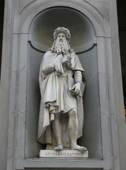 Estatua de Leonardo Da Vinci en el Piazzale degli Uffizi, Florencia.
