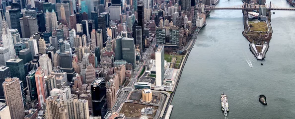 Rolgordijnen Roosevelt Island en Bridges gezien vanuit de helikopter in New York City © jovannig