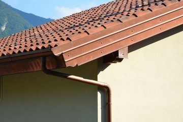 Neues Italienisches Wohnhaus-Dach mit seitlicher Wetterschutzverblendung aus Kupfer und Dachrinne...