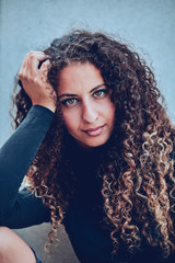 Emotionen Model mit Locken Lächelt, Trauer und Freude girl in Jeans Lächeln Blick Sommerfreude