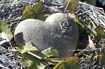 Herz aus Stein mit Rose