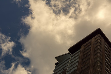 Fototapeta premium A modern building below a cloudy sky