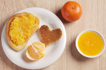 Fototapeta na wymiar Roasted bread with tangerine jam and mandarin fruit