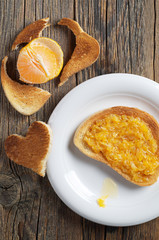 Roasted bread with tangerine jam